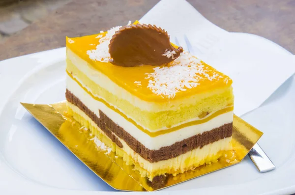 Schokoladenparfait Biskuitkuchen Sahne Und Mango Mit Igel Dekoration Aus Vollmilch — Stockfoto