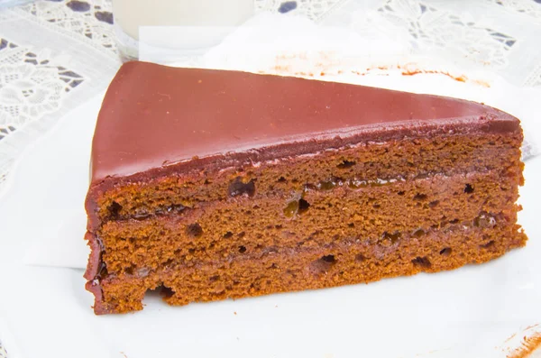 Classic Sachertorte Cocoa Layer Apricot Jam Dark Chocolate Coating — Stock Photo, Image