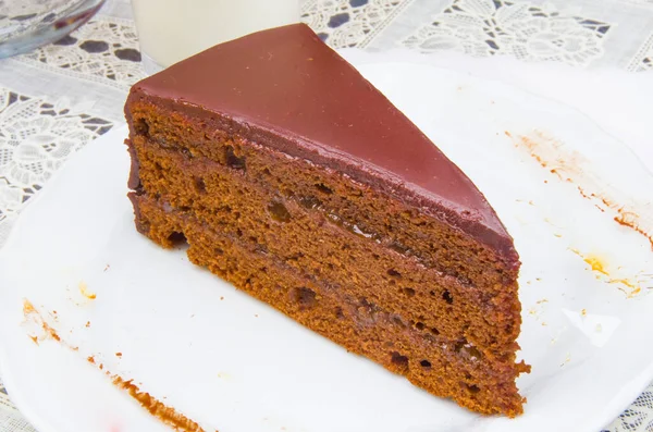 Klassische Sachertorte Mit Kakaoschicht Und Marillenmarmelade Und Dunkler Schokolade — Stockfoto