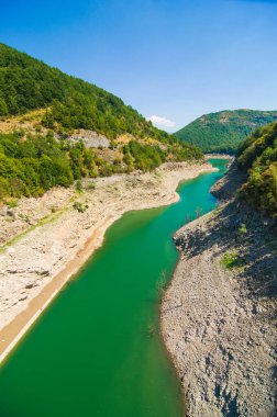 Çevresel felaketler, kuraklık draması ve yükselen dünya sıcaklığı, kuru nehir, kuru bitki örtüsü ve dağ kasabasının susuz nüfusu..