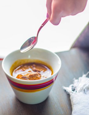 Lezzetli ve dumanı tüten sıcak bir çorba renkli süslemeler ve kaşık tutan bir kız.