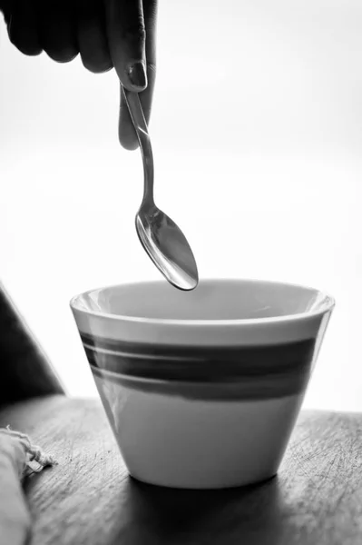 Menina Segura Uma Pequena Colher Sobre Uma Caneca Com Decorações — Fotografia de Stock