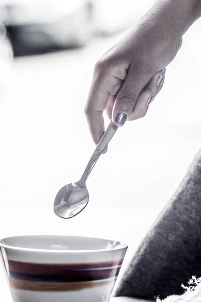 Fille Tient Une Petite Cuillère Sur Une Tasse Avec Des — Photo