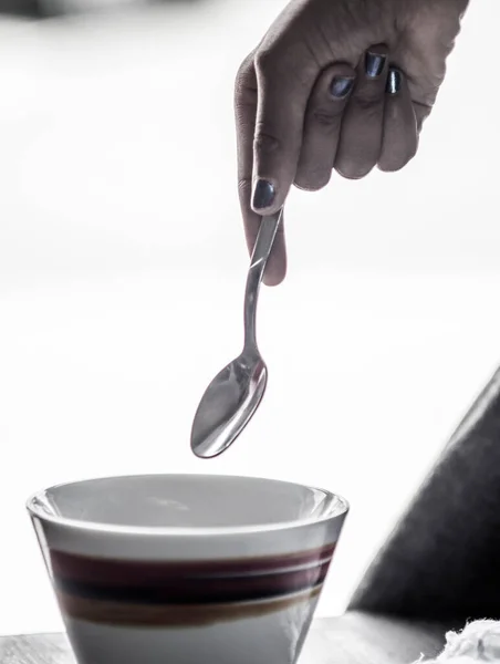 Menina Segura Uma Pequena Colher Sobre Uma Caneca Com Decorações — Fotografia de Stock