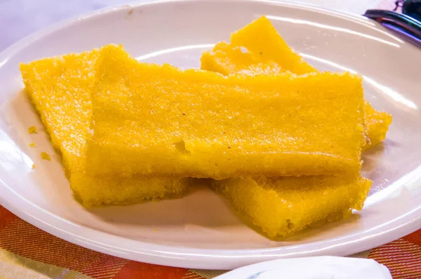 热腾腾 热腾腾的金黄色玉米粉盘 随时可供您用餐 — 图库照片