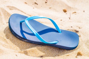 Yazın sembolü: Sıcak yazın sıcak kumlarında terli ayağını serinletmek için parmak arası terlikler.
