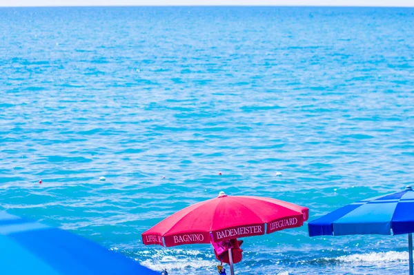 Lifeguard Station Safety Sea Red Umbrella Deck Chairs — Stock Photo, Image