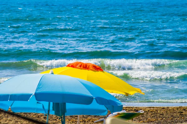 Gele Witte Blauwe Paraplu Met Blauwe Zee Achtergrond Drie Kleuren — Stockfoto