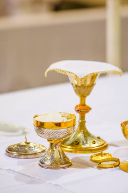 Kilisede şarap İsa 'nın kanı olur ve ev sahibi İsa' nın bedeni olur.