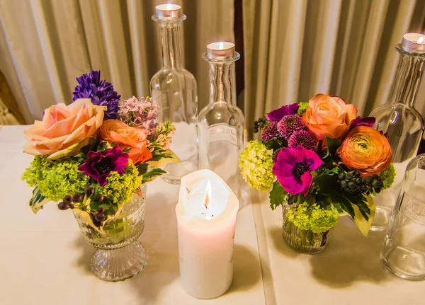 Velas Naranja Azul Púrpura Flores Botellas Mesa Puesta Para Crear —  Fotos de Stock