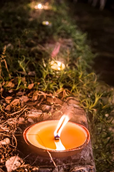 Κεριά Φωτίζουν Μονοπάτι Στο Σκοτάδι Της Ζωής Και Δίνουν Ελπίδα — Φωτογραφία Αρχείου