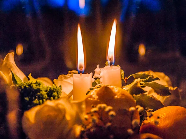 Luz Vela Ilumina Mesa Del Banquete Atmósfera Derecha Calor Derecho —  Fotos de Stock