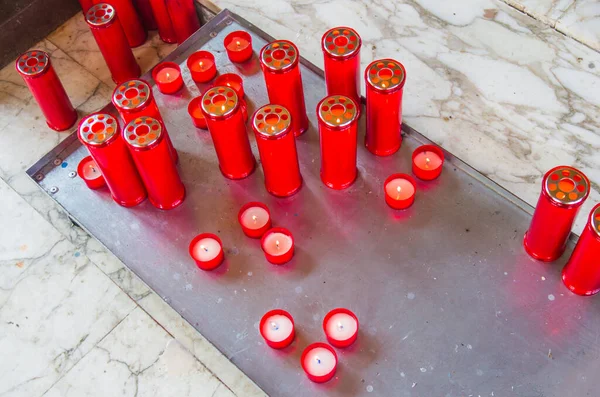 红色的蜡烛 在黑暗中让我们想起我们爱的死者 — 图库照片