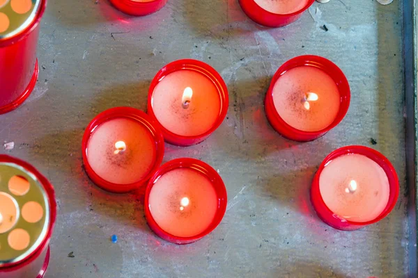 Karanlıkta Bize Sevdiğimiz Ölmüş Insanları Hatırlatan Kırmızı Mumlar — Stok fotoğraf