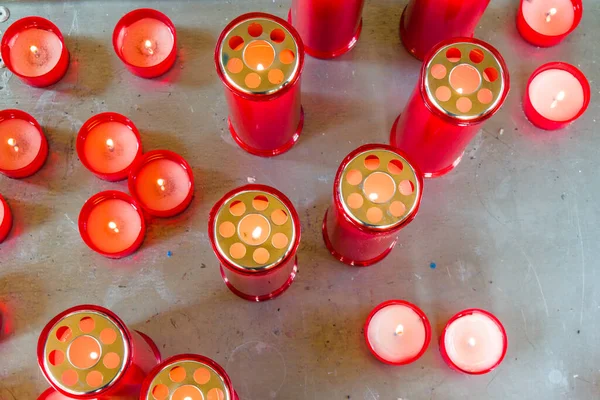Bougies Rouges Qui Dans Obscurité Nous Rappellent Les Personnes Décédées — Photo