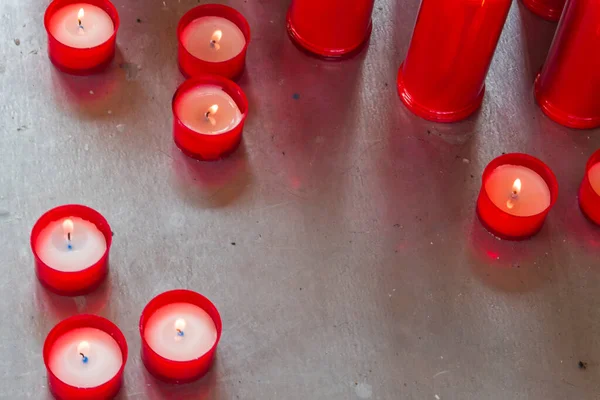 Rote Kerzen Die Uns Dunkeln Die Verstorbenen Menschen Erinnern Die — Stockfoto