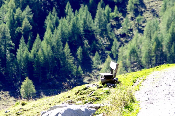 Panchina Legno Riposare Gli Escursionisti Ammirare Alte Montagne Con Laghi — Foto Stock