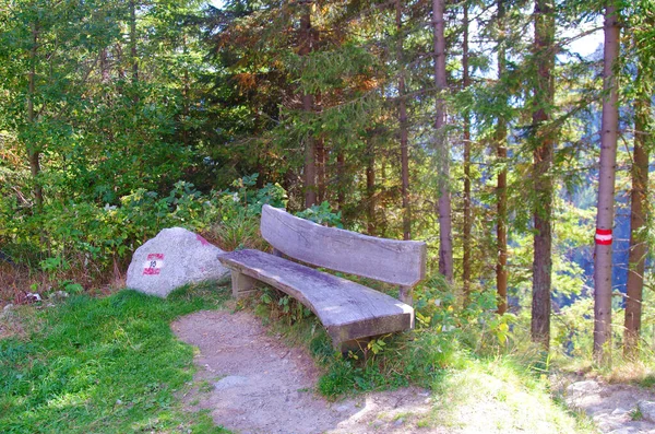 Wooden Bench Rest Hikers Admire High Mountains Clear Lakes Green — Stock Photo, Image