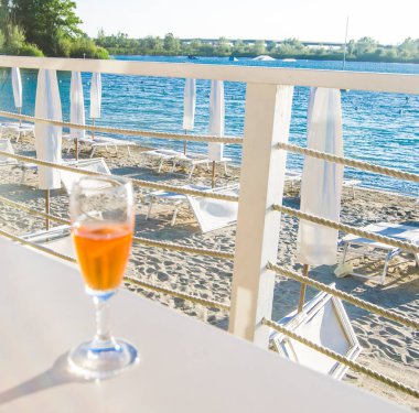 Susuzluğunuz için taze aperatif ve deniz, göl ya da nehir kenarındaki partiniz için.