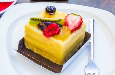 kek, çarkıfelek meyveli yarı freddo küp çilek, kivi, üzüm, erik, böğürtlen ve böğürtlen pelerini