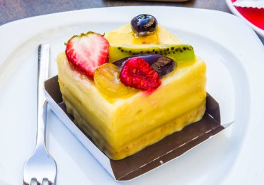 kek, çarkıfelek meyveli yarı freddo küp çilek, kivi, üzüm, erik, böğürtlen ve böğürtlen pelerini