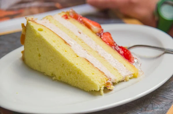 Bolo Esponja Mousse Morango Amêndoa Coberta Com Morangos Geleia Amêndoa — Fotografia de Stock