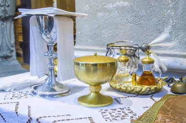 Şarap kadehi, İsa 'nın kanı ve mesihli ciboryum, İsa' nın bedeni, ve şarap ve suyla ampule kutsanmak için Papa Francesco 'nun kiliselerinin diğer kiliselerinde.