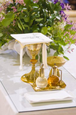 Şarap kadehi, İsa 'nın kanı ve mesihli ciboryum, İsa' nın bedeni, ve şarap ve suyla ampule kutsanmak için Papa Francesco 'nun kiliselerinin diğer kiliselerinde.