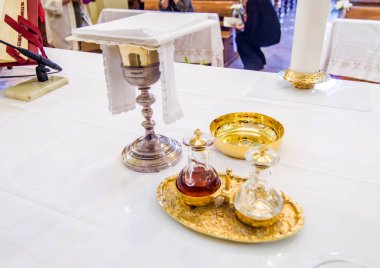 Şarap kadehi, İsa 'nın kanı ve mesihli ciboryum, İsa' nın bedeni, ve şarap ve suyla ampule kutsanmak için Papa Francesco 'nun kiliselerinin diğer kiliselerinde.