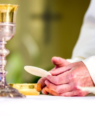 Ayin sırasında papazın elleri, Papa Francis 'in elleri gibi, İsa' nın bedenine dönüşen konukçuyu kutsa.