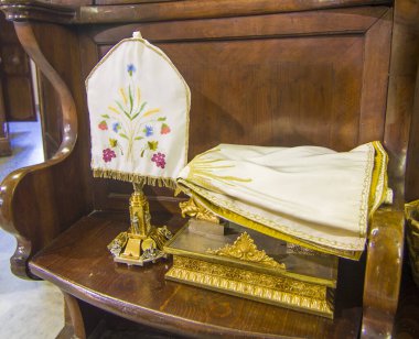 Kilisenin eski kilisesindeki ayin için rahibin giysileri ve cüppeleri.