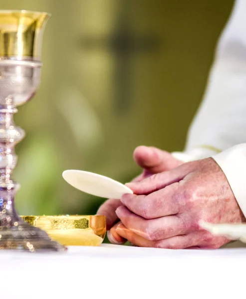 Durante Celebração Missa Mãos Sacerdote Como Mãos Papa Francisco Consagrar — Fotografia de Stock