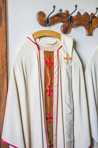 Kilisenin eski kilisesindeki ayin için rahibin giysileri ve cüppeleri.