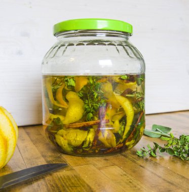 Alkole karıştırılmış otlar, zanaatkar antik bir tariften likör ve aromatik baharatlar üretir.