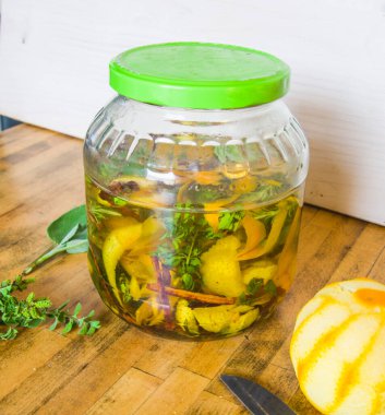 Alkole karıştırılmış otlar, zanaatkar antik bir tariften likör ve aromatik baharatlar üretir.