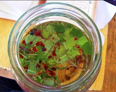 Alkole karıştırılmış otlar, zanaatkar antik bir tariften likör ve aromatik baharatlar üretir.