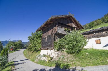 Taştan yapılmış tarihi ve tipik dağ binaları, beyaz alçı ve ahşap ve renkli sardunyalarla