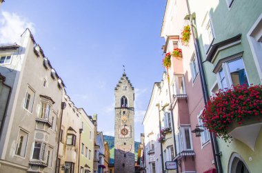 Sardunyalar, İtalya 'nın güneyindeki Vipiteno kasabasının eski ortaçağ kapısı için renkli çiçekler.