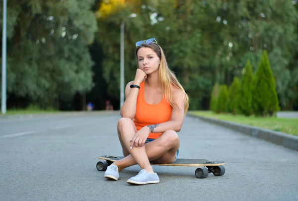 Chica en el monopatín — Foto de Stock