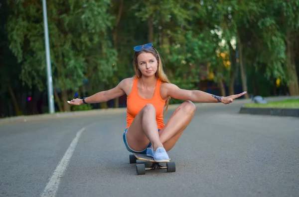 Chica en el monopatín — Foto de Stock