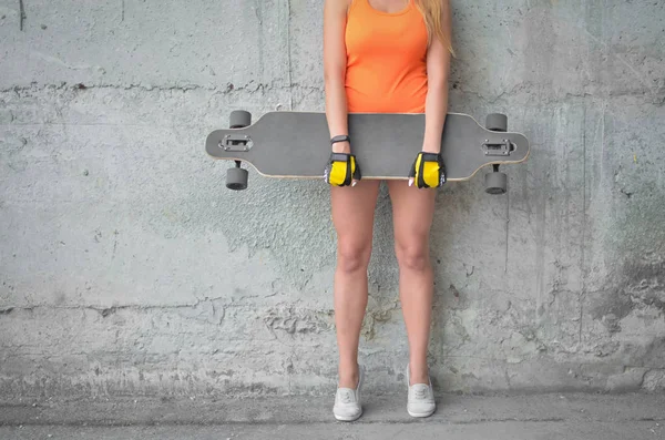 Flicka på skateboard — Stockfoto