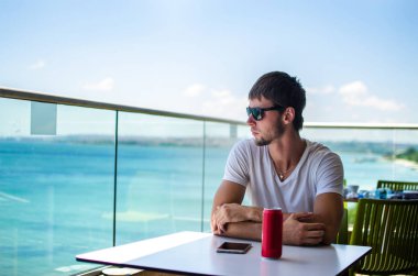 Adam denize benziyor