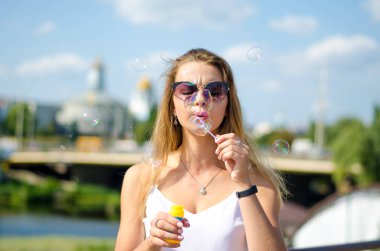 Kız kabarcıklar esiyor