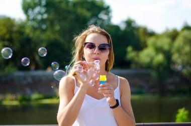 Kız kabarcıklar esiyor