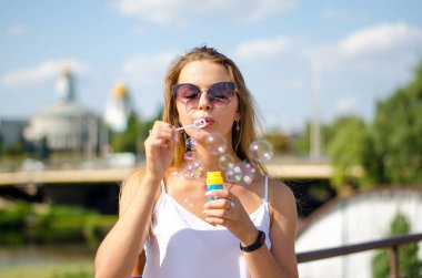 Kız kabarcıklar esiyor