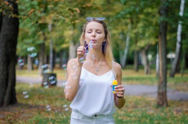 Kız kabarcıklar esiyor