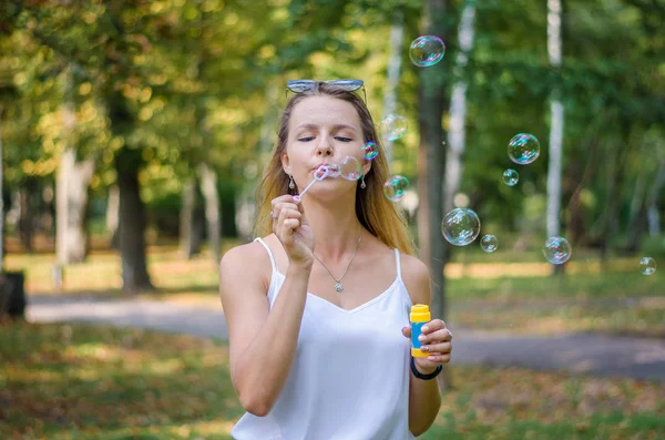 Kız kabarcıklar esiyor