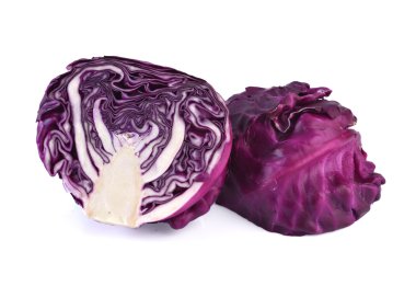 Beyaz arkaplanda kırmızı lahana izole edilmiş