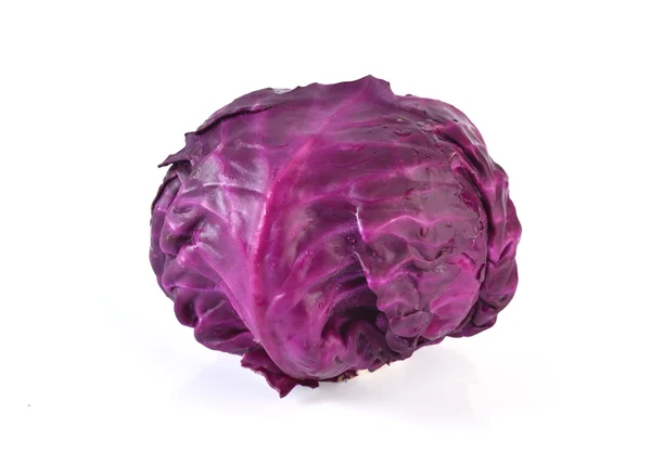 Beyaz arkaplanda kırmızı lahana izole edilmiş