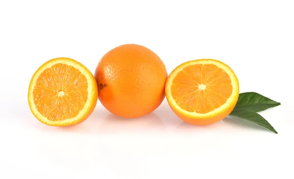 Fruta laranja isolada sobre fundo branco — Fotografia de Stock